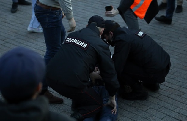 В Петербурге при задержании умер пассажир автобуса: бил себя молотком, резал ножом сиденья