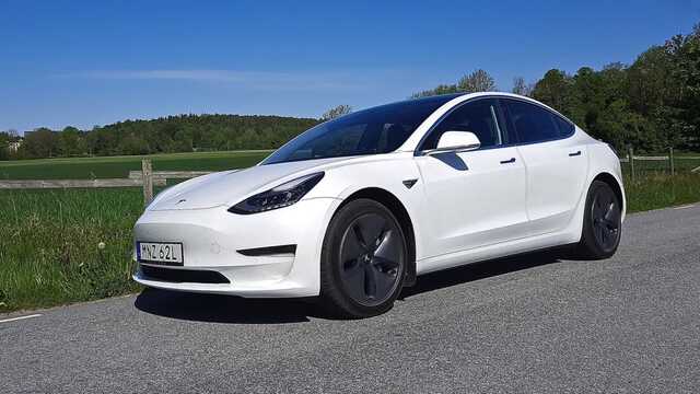 Владельцем сгоревшей в Москве Tesla оказался сын экс-депутата Госдумы
