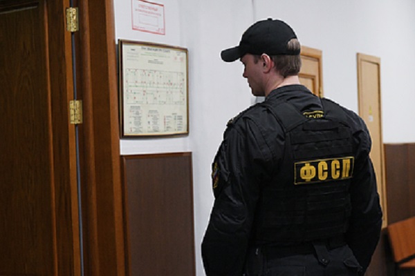Полицейский сфотографировал секретные документы и получил срок
