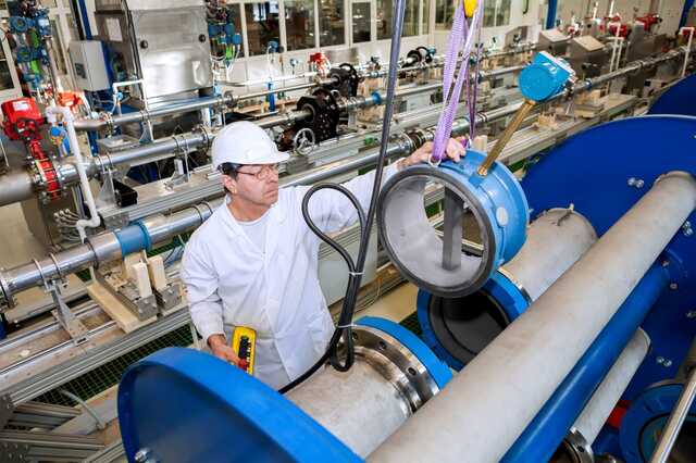 С американской Emerson выбивают четверть за посредничество