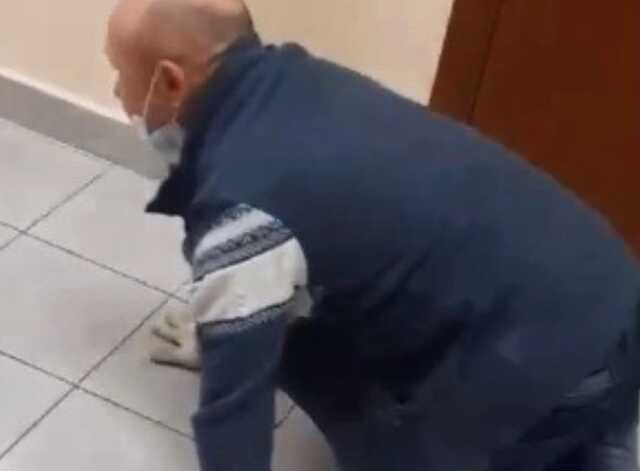 В Оренбуржье проверят поликлинику, где инвалид полз на четвереньках к врачу