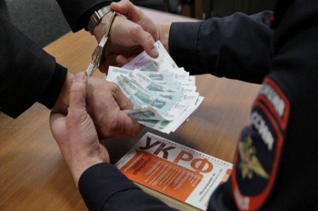 Российскому следователю дали 13 лет за взятку в 100 тысяч долларов