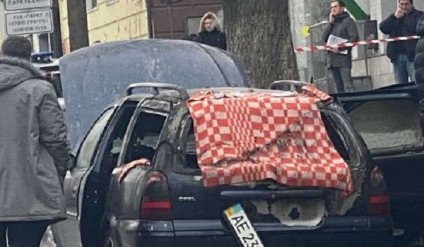 В Днепре возле офиса депутата сгорел «Опель» с автоматом в багажнике