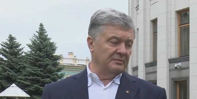 "Поехали, твою мать!": Порошенко скрылся от следователей, пытавшихся вручить ему повестку