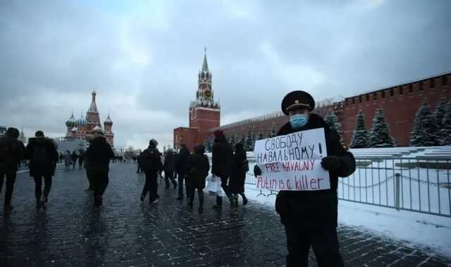 В Москве бывший полицейский вышел на Красную площадь с плакатом «Путин убийца»