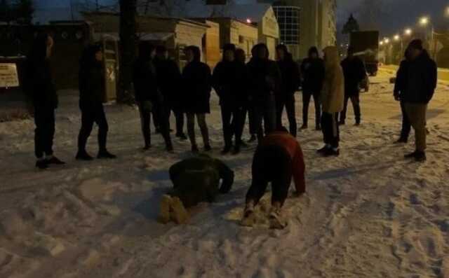 Жители Екатеринбурга заставили отжиматься и приседать подростков, жестоко избивших мужчину