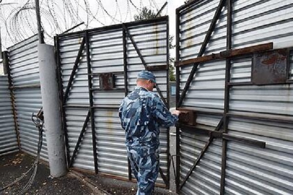 Охранник российской колонии получил срок за взятки и попытку пронести марихуану