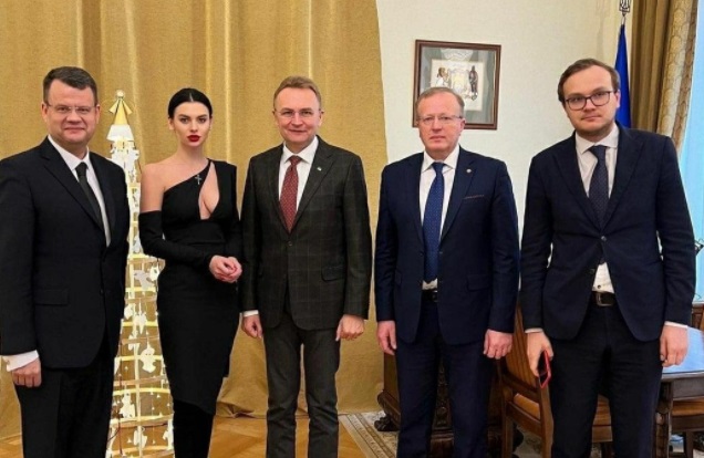 Украинского замминистра уволили после скандальной фотографии с помощницей