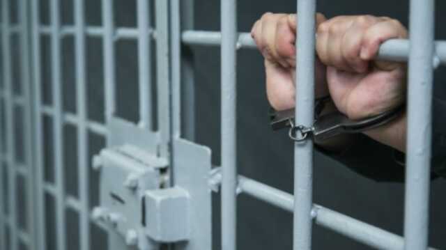 Кровавого Прапорщика, темного принца Питера вернули в кандалах