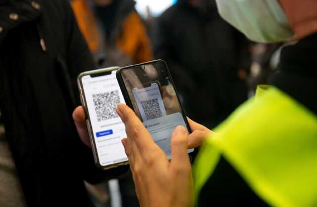В Петербурге начали пускать в торговые центры и общепит только по QR-кодам