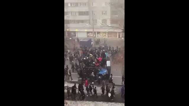 В Алматы начались столкновения протестующих с силовиками, митингующие движутся к центру города