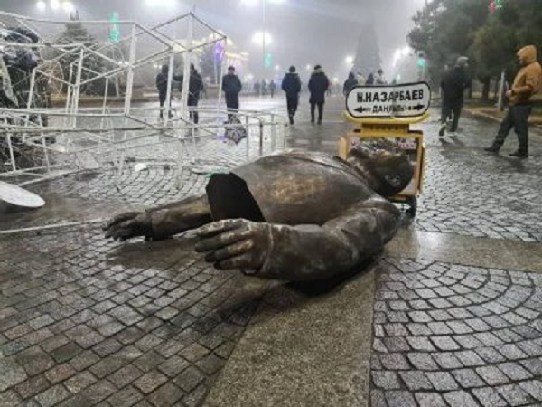 Протестующие сносят памятник Назарбаеву