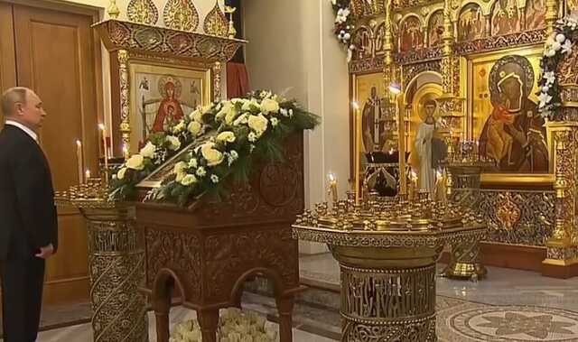 Путин встретил Рождество в одиночестве. Во время службы он крестился и покачивался