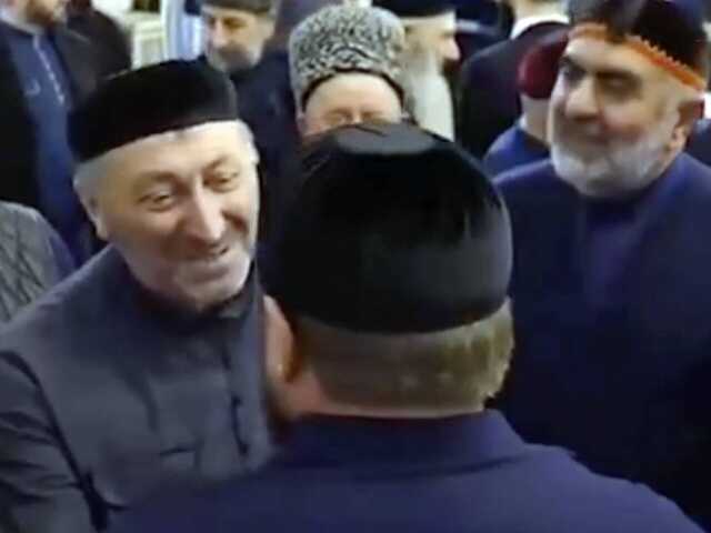 Ингушский чиновник извинился за объятие Кадырова