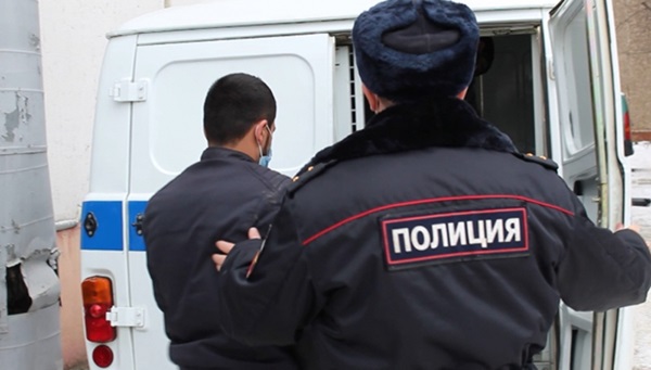 Драка продавца интим-магазина с грабителем попала на видео