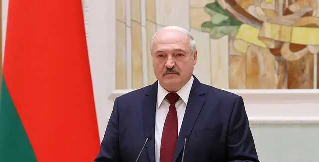 Лукашенко оконфузился, пытаясь дать букет мужчине без рук