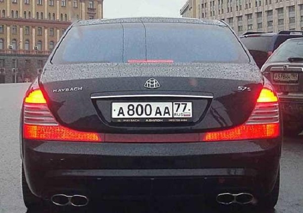 Решала Валерий Битаев и его автомобили у здания ФСБ на Лубянке