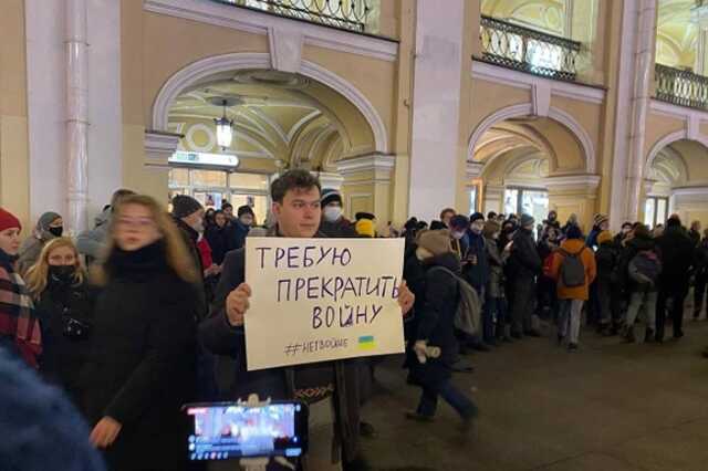 В Петербурге мундепа арестовали на 12 суток за антивоенную акцию