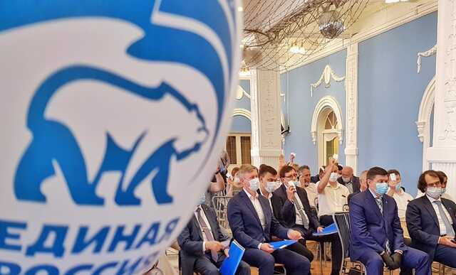 Единороссы публично отказываются от iPhone и переходят на смартфоны «Ростеха»