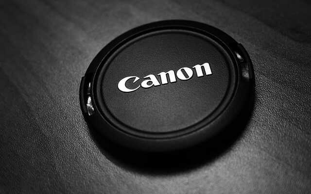 Canon приостановил работу в России