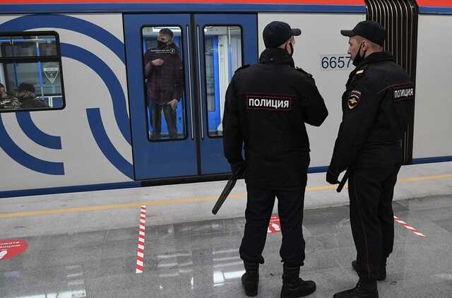 В московском метро полицейские требуют от пассажиров показать переписки в мессенджерах — СМИ