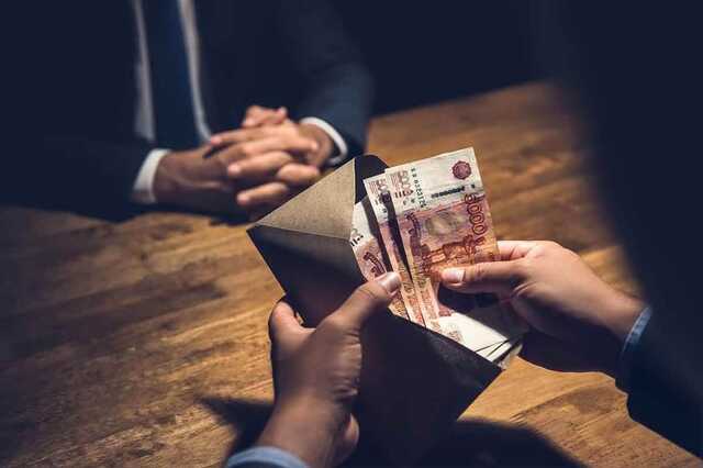 На Урале чиновницу структуры Минобразования заподозрили во взятке