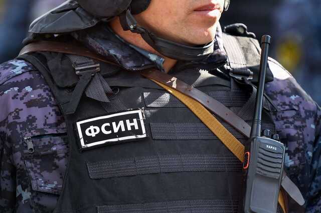 На экс-сотрудника ФСИН завели 13 дел за пронос запрещенных предметов в колонию