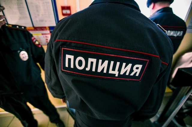 Полиция задержала ударившего женщину ножом курьера