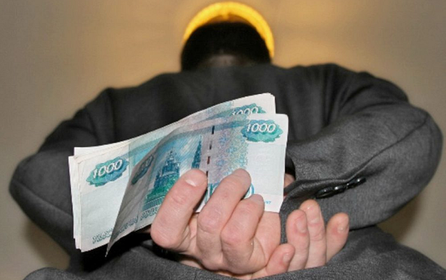 Не успел с подделкой: эксперт Минюста отделался штрафом за взятку