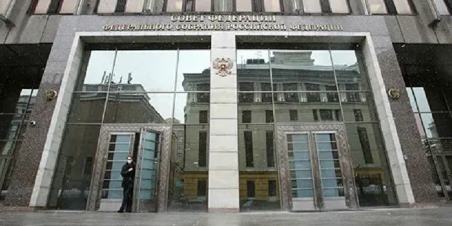 Российские сенаторы и их жены задекларировали конюшню, грабли и коневозку