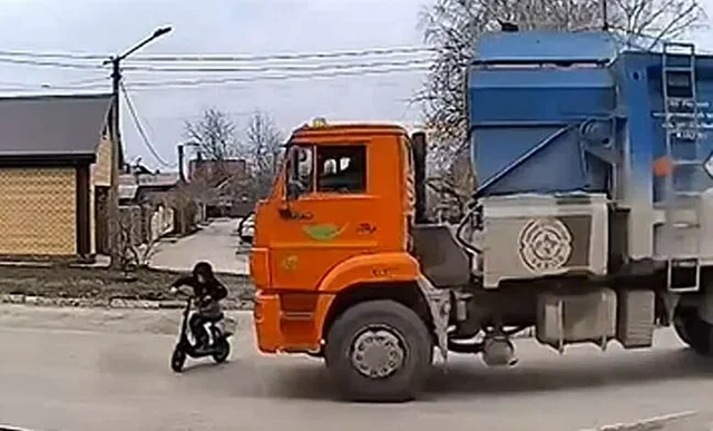 Россиянин на мусоровозе сбил ребенка на электросамокате и попал на видео