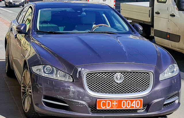 У офиса Tautas kalpi замечен Jaguar, на котором катался одиозный Антанас Кандротас