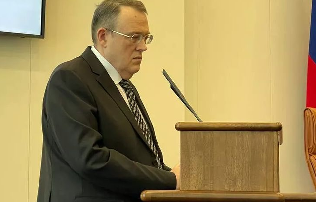 Красноярский депутат подарил швабру омбудсмену, отрицавшему информацию о пытках в колониях