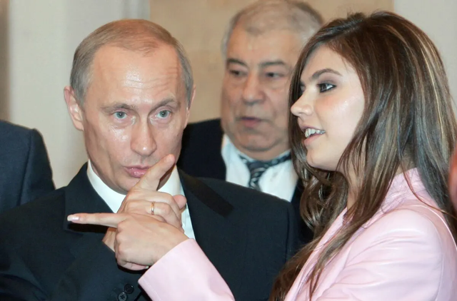 В 2015 и 2019 годах Кабаева родила двух сыновей от Путина