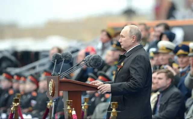Пескова не было рядом с Путиным на параде: названа причина