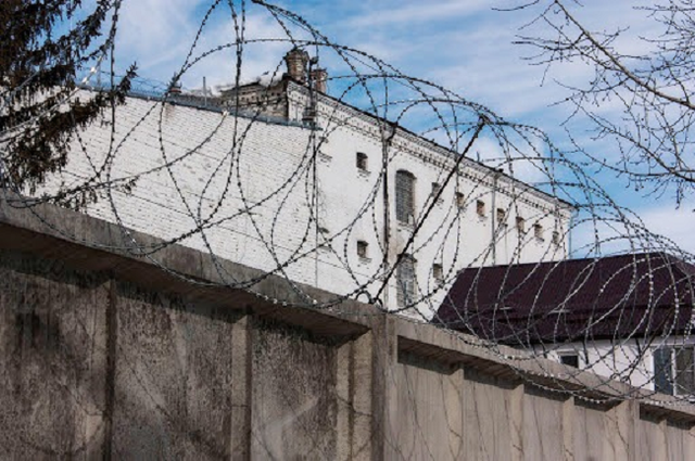 Начальник караула СИЗО помешал перебросить мобильные телефоны для заключенных
