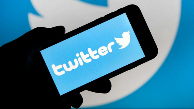 Twitter приостанавливает наем, снижает затраты перед покупкой компании Маском - СМИ