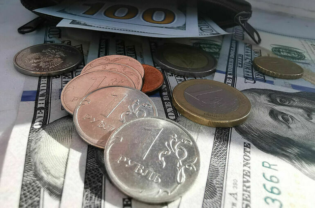 Курс евро опустился ниже 60 рублей, доллар — ниже 58 рублей
