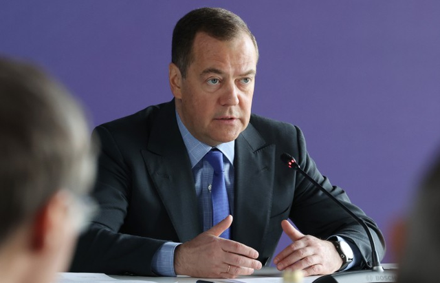 Медведев призвал перестать «миндальничать» и строже наказывать иноагентов