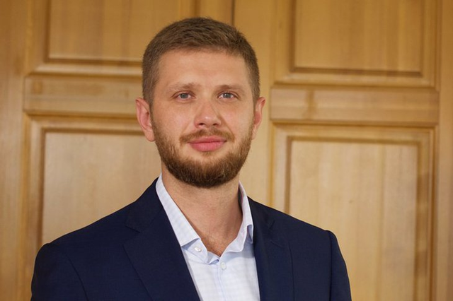 Евгений Стекачев опять переобул коньки на лету. Но по-прежнему в лыжах на асфальте
