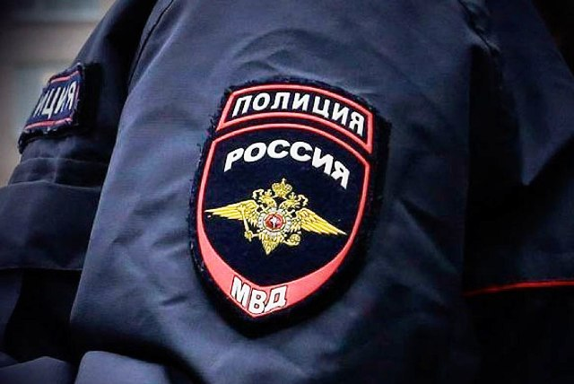 Видео с дракой между полицейским и жителем Петербурга изучит полиция