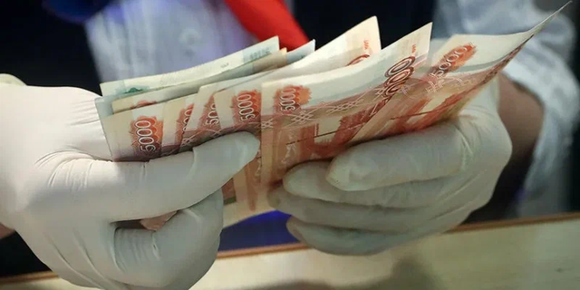 Кассирша забрала у клиентов 40 миллионов рублей и сбежала с деньгами через окно