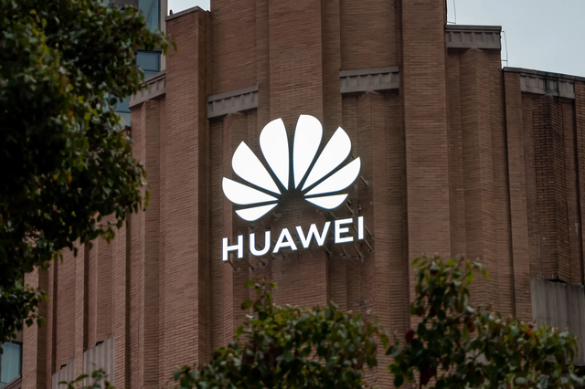 Huawei закрывает торговые точки в России, сообщил источник