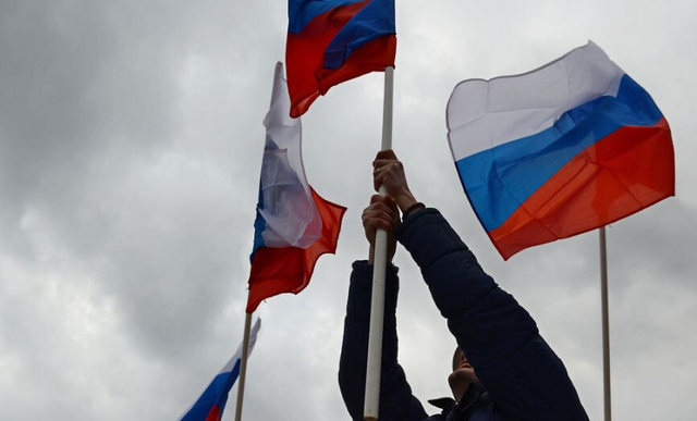 В России утвержден стандарт поднятия флага в школах