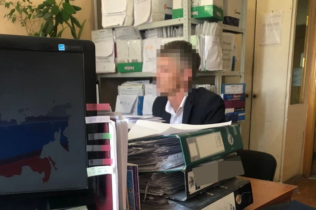 В Екатеринбурге алиментщика подкараулили возле самолета. Вместо отдыха он получил спецприемник