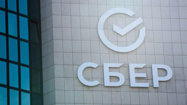 Сбербанк и ВТБ приостановили валютные переводы в другие банки
