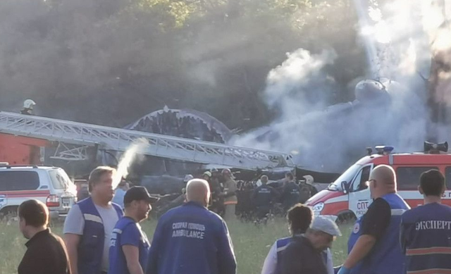 Появились фото и видео с места падения самолета ИЛ-76 в Рязани