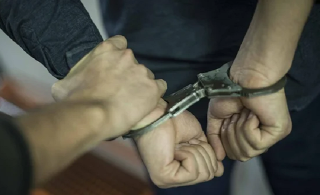 В КБР при задержании подозреваемый протаранил служебный автомобиль МВД и сбил полицейского