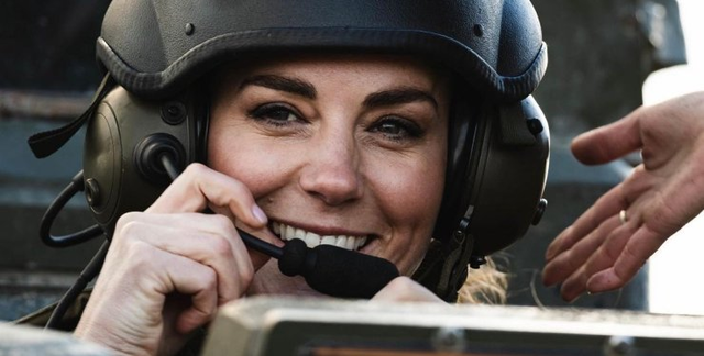 Кейт Миддлтон в каске поздравила британцев с Днем вооруженных сил