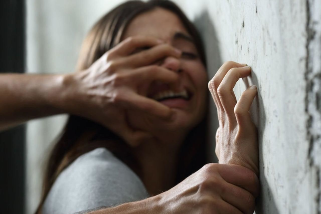 Россиянин в подъезде попытался изнасиловать 14-летнюю школьницу